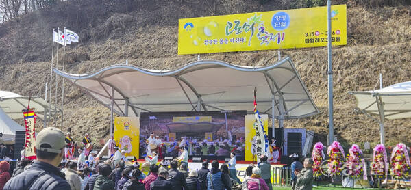제26회 양평단월고로쇠축제’가 열린 15일 양평군 단월면 레포츠공원에서 시민들이 즐거운 시간을 보내고 있다. 고로쇠 수액을 활용한 향토 음식과 다양한 이벤트가 준비된 이번 축제는 16일까지 열린다. 본보 박태민 디지털미디어국 플랫폼운영지원부 과장 촬영