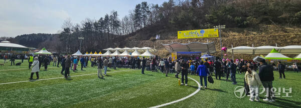 제26회 양평단월고로쇠축제’가 열린 15일 양평군 단월면 레포츠공원에서 시민들이 즐거운 시간을 보내고 있다. 고로쇠 수액을 활용한 향토 음식과 다양한 이벤트가 준비된 이번 축제는 16일까지 열린다. 본보 박태민 디지털미디어국 플랫폼운영지원부 과장 촬영