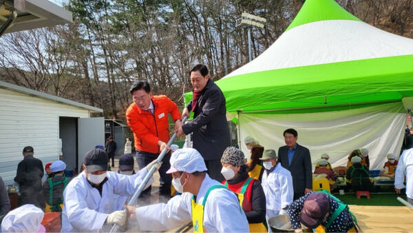 전진선 양평군수와 김선교국회의원이 ‘제26회 단월 고로뢰축제’ 행사장을 찾아 이벤트에 참여하고 있다. 독자제공
