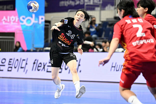 15일 부산기장체육관에서 열린 인천광역시청과 핸드볼 H리그 여자부 경기서 광명 SK 슈가글라이더즈의 강경민이 패스를 하고 있다. 한국핸드볼연맹 제공
