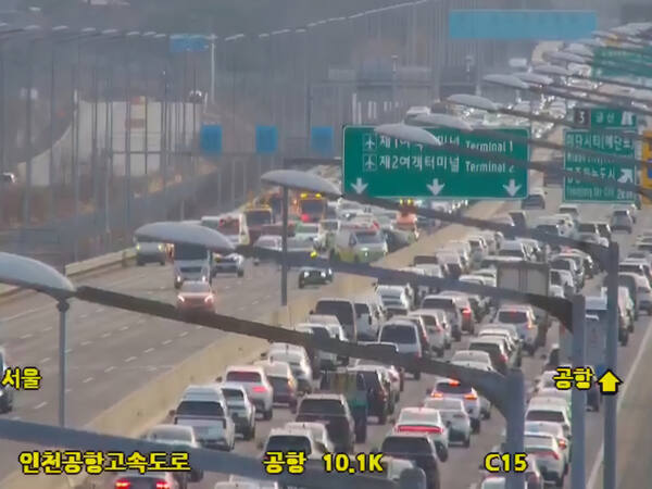 15일 오후 인천 중구 인천국제공항고속도로 서울 방향 영종대교 인근에서 난 사고로 차량 정체가 이뤄지고 있다. 해당 고속도로 폐쇄회로(CC)TV 갈무리