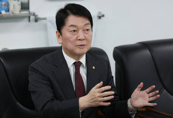 국민의힘 안철수 의원이 12일 대구 중구 계명대학교 대구동산병원을 방문해 정우진 병원장과 대화를 나누고 있다. 연합뉴스