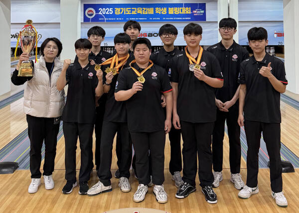 남자 고등부서 종합우승을 차지한 수원유스클럽의 정묘법 감독(왼쪽)과 선수들이 우승트로피를 들고 기념촬영을 하고 있다.수원유스클럽 제공