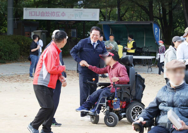 최대호 안양시장이 최근 열린 안양사랑 장애인 힐링걷기대회에서 장애인들을 격려하고 있다. 안양시 제공