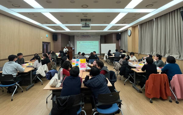 인천 미추홀구가 최근 숭의보건지소 보건교육실에서 민관협치 관계 위원회, 지역 주민, 공무원 등 모두 100여명을 대상으로 ‘미추홀 협치 찾기’ 교육을 하고 있다. 미추홀구 제공