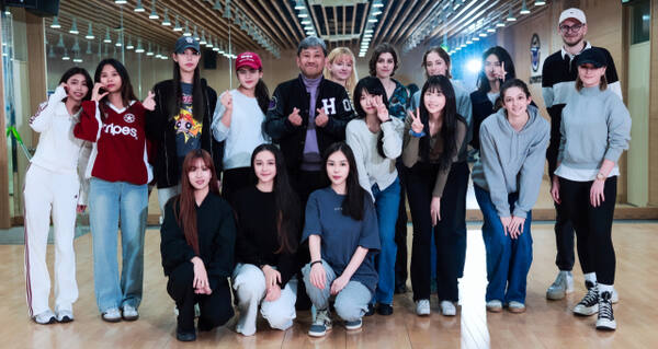 ‘K-POP Dance Challenge Class’ 특강 수강생들이 국제교류원장과 단체 사진을 찍고 있다. 한신대 제공
