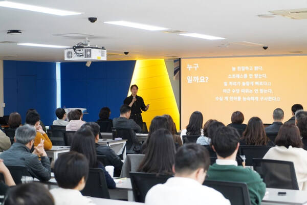 14일 오후 시청 3층 상황실에서 열린 ‘인공지능 시대, 개인・조직・산업・국가의 미래’ 특강이 안양시 직원을 대상으로 진행되고 있다. 안양시 제공