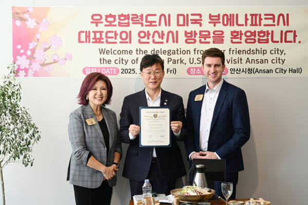 이민근 안산시장(가운데)이 우호 협력 도시인 미국 부에나파크시 대표단을 영접하고 양 도시간 협력 방안에 대해 논의한 뒤 기념촬영을 하고 있다. 안산시 제공