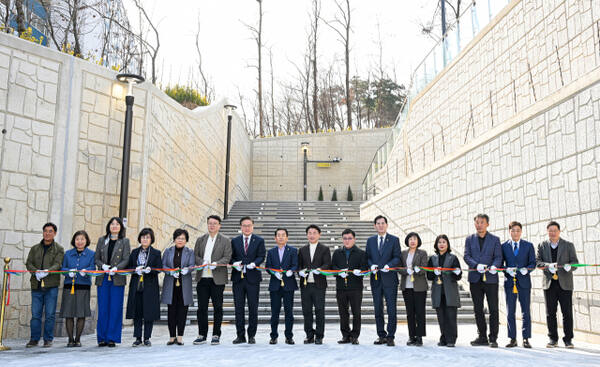 지난 14일 의정부시 직동에서 열린 ‘직동근린공원 진입광장 개장식’에서 김동근 의정부시장이 참석자들과 테이프를 자르고 있다. 의정부시 제공