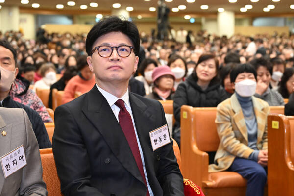 국민의힘 한동훈 전 대표가 16일 서울 영등포구 여의도순복음교회에서 예배를 보고 있다. 연합뉴스