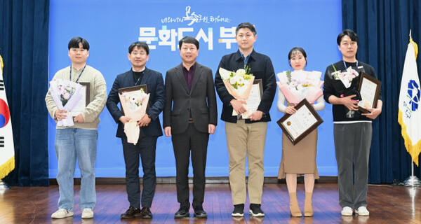 차준택 인천 부평구청장(왼쪽 3번째)이 최근 적극 행정 우수 직원들을 표창하고 기념촬영을 하고 있다. 부평구 제공