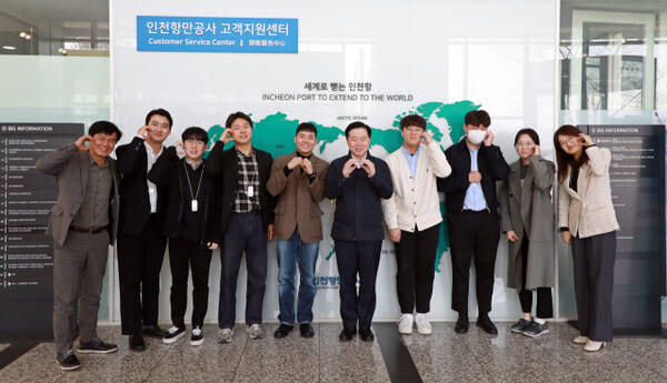 이경규 IPA 사장과 주니어보드 직원들이 기념촬영을 하고 있다. IPA 제공