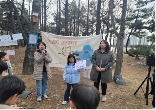 인천시가 최근 남동유수지 저어새 생태학습관에서 인천을 찾는 저어새들을 환영하기 위한 잔치를 하고 있다. 인천시 제공