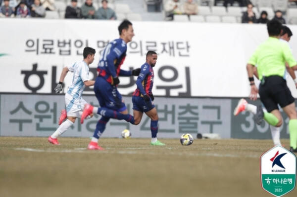 16일 수원종합운동장에서 열린 ‘하나은행 K리그1 2025’ 5라운드 울산과 경기에서 수원FC의 안데르손이 드리블을 하고 있다. 한국프로축구연맹 제공