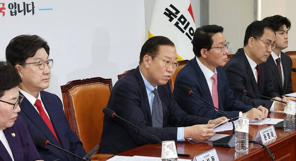 국민의힘 권영세 비상대책위원장(왼쪽 세번째)이 10일 국회에서 열린 비상대책위원회의에서 발언하고 있다. 연합뉴스