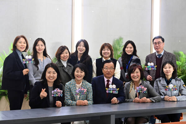 젠더폭력 피해 여성 구제에 앞장서고 있는 하남시 바로희망팀과 이현재 하남시장. 하남시 제공