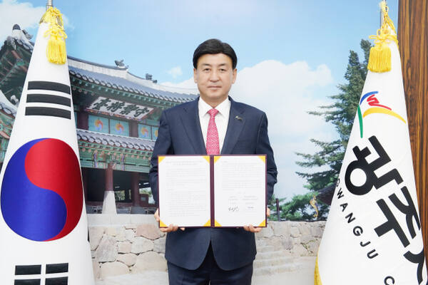 방세환 광주시장이 베트남 할롱시와 우호교류협약을 체결하고 기념촬영을 하고 있다. 광주시 제공
