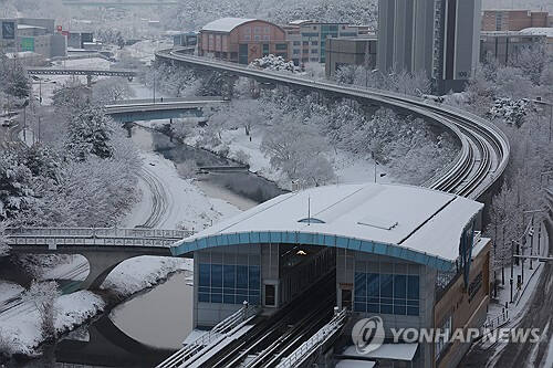 폭설이 내린 18일 오전 의정부시 경전철 선로가 운행 중단으로 텅 비어 있다. 연합뉴스