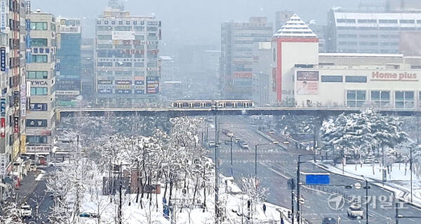 18일 오전 때아닌 폭설로 운행이 중단됐던 의정부 경전철이 운행을 재개하고 있다. 이선호기자