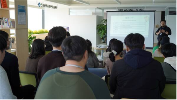 인천시청년미래센터가 최근 마련한 고립·은둔청년 지원사업 오리엔테이션에 참석한 청년들이 세부 프로그램 설명을 듣고 있다. 인천사서원 제공