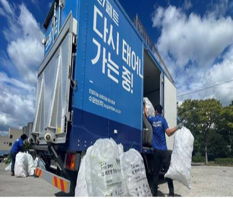 해양경찰청이 어선에서 버려지는 생수병을 수거하고 있다. 해양경찰청 제공