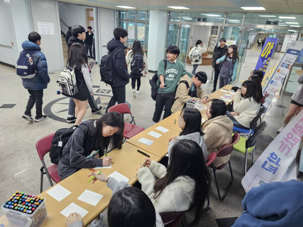 장기중학교 학생들이 학교문화 조성을 위한 의지 다지기 일환으로 학교문화 책임규약과 학교폭력 학급서약서 작성하고 있다. 김포교육지원청 제공