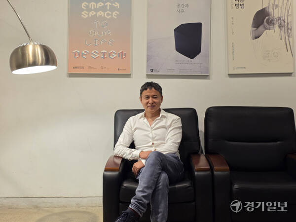 지난달 말 수원시립미술관에서 이대형 에이치존 대표 겸 큐레이터가 경기일보와 인터뷰에 나서고 있다. 이나경기자