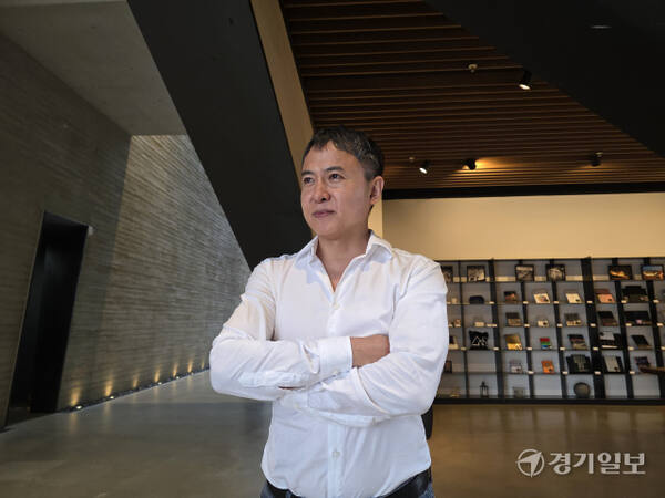 지난달 말 수원시립미술관에서 이대형 에이치존 대표 겸 큐레이터가 경기일보와 인터뷰에 나서고 있다. 이나경기자