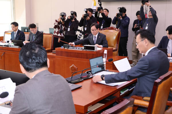 19일 서울 여의도 국회 법제사법위원위원회에서 김건희 여사 관련 의혹 수사 상설특검법안 등 심사를 위해 법안심사소위원회의가 열리고 있다. 연합뉴스