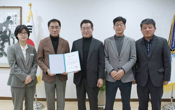 전날 정장선평택시장이 청북가구단지를 1호 상점가로 지정, 이에 따라 지정서 전달식 및 기념 촬영을 진행 하고 있다. 평택시 제공