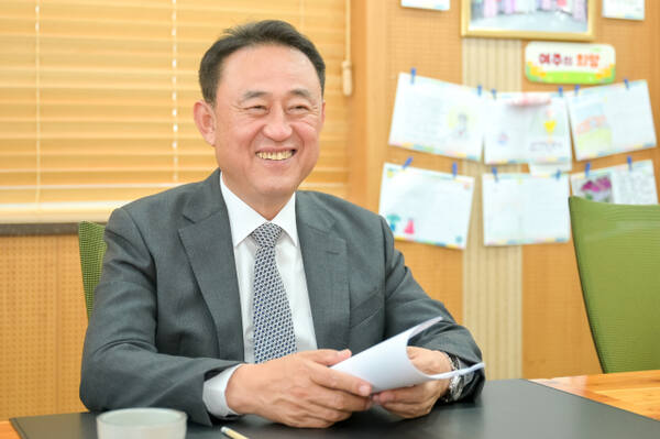 이충우 여주시장이 올해 예산 94억원을 들여 미래 명문교육시스템 구축 추진에 나선다고 밝히고 있다. 여주시 제공