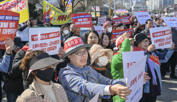 전투기 오폭사고 관련 구호 외치는 포천시민들 [포토뉴스]