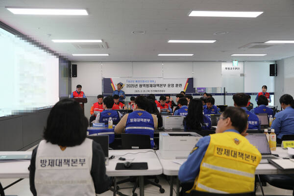 인천해양경찰서, 인천시 등 관계 기관 직원들이 해양오염사고 대비를 위한 광역방제대책본부 운영 훈련을 하고 있다. 인천해양경찰서제