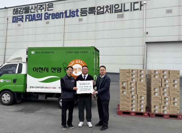 해강물산(주) 박성진 이사(가운데)가 이천시선양푸드뱅크 이진원 관리소장(왼쪽)에게 복합조미식품을 기탁하고 있다. 이천시선양푸드뱅크 제공