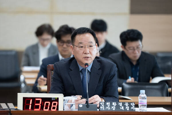 김성훈 인천환경공단 이시장 내정자가 20일 인천시의회에서 열린 인사간담회에 참석해 답변하고 있다. 시의회 제공