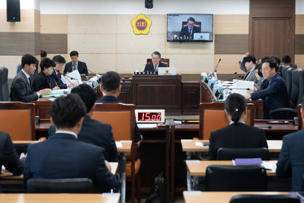 인천시의회 인사간담특별위원회는 20일 김성훈 인천환경공단 이사장 내정자에 대한 인사간담회를 열고 자질과 역량 등을 검증했다. 시의회 제공