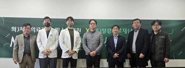 정강의료재단이 의료 서비스 향상과 상호 협력을 목적으로 의료법인 지암의료재단 퍼스트병원과 업무협약(MOU)을 하고 기념촬영을 하고 있다. 정각의료재단 제공