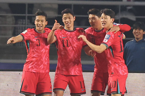 20일 고양종합운동장에서 열린 2026 북중미 월드컵 아시아 3차 예선 B조 7차 오만전서 전반 40분 득점을 올린 황희찬(11번)이 동료들과 기뻐하고 있다. 연합뉴스