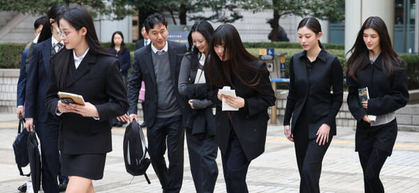 걸그룹 뉴진스(NJZ)가 7일 '기획사 지위보전 및 광고계약 체결 등 금지' 가처분 신청의 심문기일을 마친 뒤 법원 청사를 나서고 있다. 연합뉴스