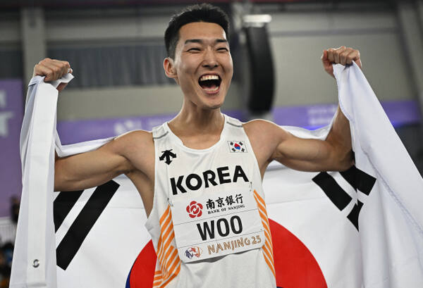 21일 중국 장쑤성 난징의 유스올림픽스포츠파크에서 벌어진 2025 세계실내육상선수권대회 남자 높이뛰기서 우승한 우상혁이 태극기를 들고 환호하고 있다.로이터=연합뉴스