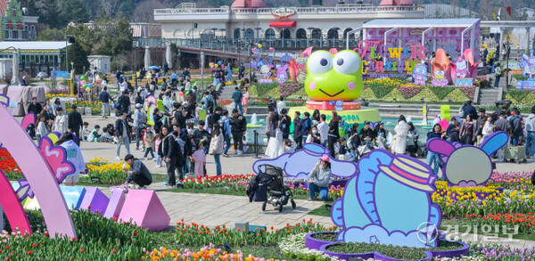 완연한 봄 날씨를 보인 22일 용인특례시 에버랜드를 찾은 시민들이 튤립 축제를 즐기고 있다. 오는 6월 15일까지 열리는 이번 축제는 튤립, 수선화 등 100여 종 약 120만 송이의 꽃들과 헬로키티, 마이멜로디, 쿠로미, 시나모롤, 포차코, 폼폼푸린 등 산리오캐릭터즈와 콜라보를 이뤄 즐거운 시간을 보낼 수 있다. 윤원규기자