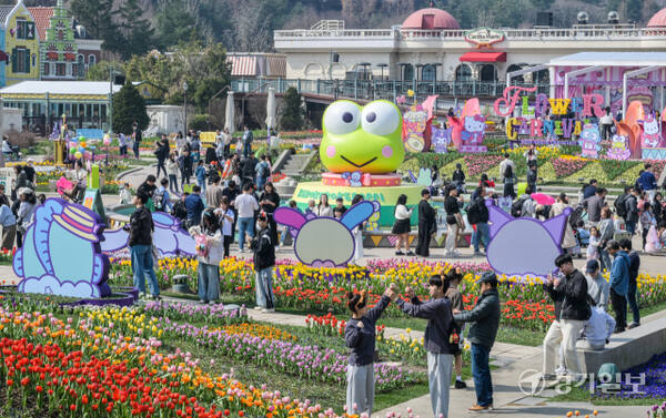 완연한 봄 날씨를 보인 22일 용인특례시 에버랜드를 찾은 시민들이 튤립 축제를 즐기고 있다. 오는 6월 15일까지 열리는 이번 축제는 튤립, 수선화 등 100여 종 약 120만 송이의 꽃들과 헬로키티, 마이멜로디, 쿠로미, 시나모롤, 포차코, 폼폼푸린 등 산리오캐릭터즈와 콜라보를 이뤄 즐거운 시간을 보낼 수 있다. 윤원규기자