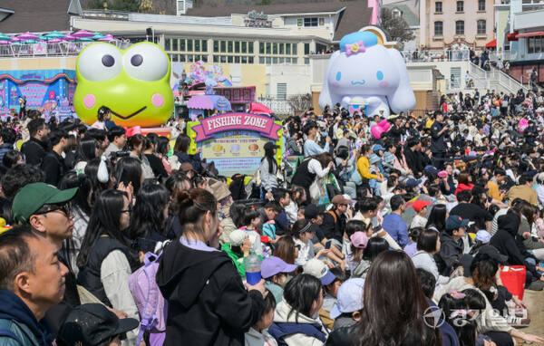 완연한 봄 날씨를 보인 22일 용인특례시 에버랜드를 찾은 시민들이 튤립 축제를 즐기고 있다. 오는 6월 15일까지 열리는 이번 축제는 튤립, 수선화 등 100여 종 약 120만 송이의 꽃들과 헬로키티, 마이멜로디, 쿠로미, 시나모롤, 포차코, 폼폼푸린 등 산리오캐릭터즈와 콜라보를 이뤄 즐거운 시간을 보낼 수 있다. 윤원규기자