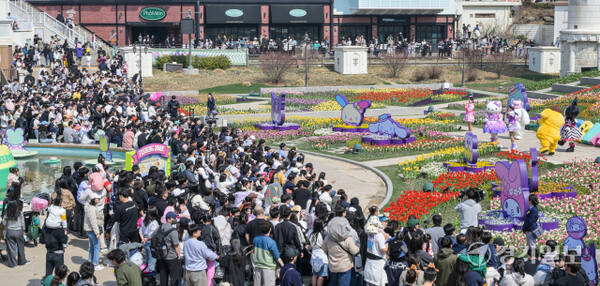 완연한 봄 날씨를 보인 22일 용인특례시 에버랜드를 찾은 시민들이 튤립 축제를 즐기고 있다. 오는 6월 15일까지 열리는 이번 축제는 튤립, 수선화 등 100여 종 약 120만 송이의 꽃들과 헬로키티, 마이멜로디, 쿠로미, 시나모롤, 포차코, 폼폼푸린 등 산리오캐릭터즈와 콜라보를 이뤄 즐거운 시간을 보낼 수 있다. 윤원규기자
