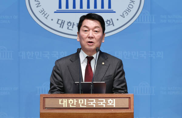 국민의힘 안철수 의원이 23일 국회 소통관에서 최상목 대통령 권한대행에 대한 민주당과 야당의 탄핵소추안 발의와 관련한 기자회견을 열고 "대한민국 체제를 파괴하는 이재명 대표는 정계를 은퇴하고 재판에 전념하라"고 말하고 있다. 연합뉴스