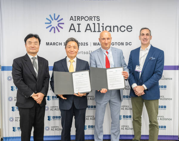 인천국제공항공사는 인천공항의 인공지능(AI) 혁신성과를 세계적으로 인정받아 아시아 공항 가운데 최초로 ‘공항 IA 연합(Airports AI Alliance, AAA)’에 가입했다. 사진은 이학재 공항공사 사장이 가입 뒤 관계자들과 기념사진을 촬영하고 있는 모습. 공항공사 제공