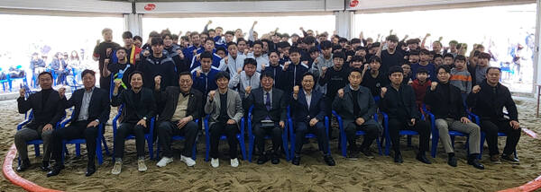 22일 인천 연수구 용담공원 씨름경기장에서 열린 제54회 전국소년체육대회 인천 대표 선발전 및 제42회 인천씨름협회장기 장사씨름대회에 앞서 김정섭 인천씨름협회장 등 임원진과 선수들이 기념촬영을 하고 있다. 이민우기자