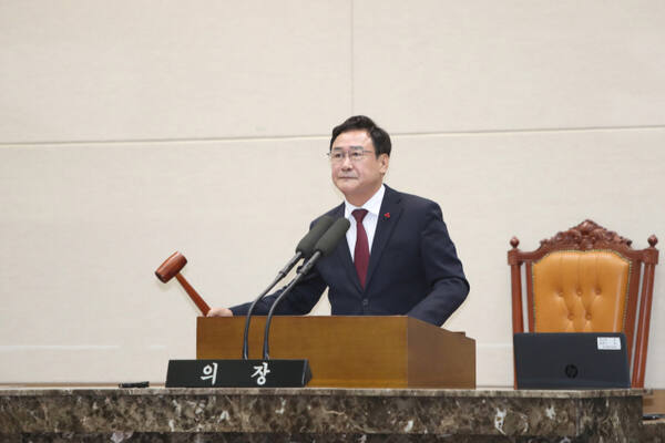 이천시의회 박명서 의장이 제252회 임시회를 마무리하고 있다. 이천시의회 제공