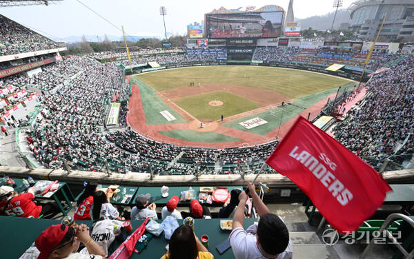 24일 오후 인천 SSG 랜더스 필드에서 열린 ‘2025 신한 SOL Bank KBO 리그’ SSG 랜더스와 두산 베어스의 경기를 찾은 관중들이 열띤 응원전을 펼치고 있다. SSG는 개막 1차전에 이어 2차전에서도 만원 관중을 달성하며 3년 연속 개막 2연전 만원 관중을 달성했다. 조병석기자