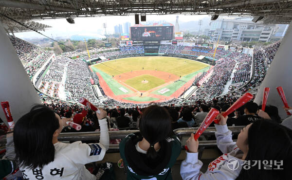 24일 오후 인천 SSG 랜더스 필드에서 열린 ‘2025 신한 SOL Bank KBO 리그’ SSG 랜더스와 두산 베어스의 경기를 찾은 관중들이 열띤 응원전을 펼치고 있다. SSG는 개막 1차전에 이어 2차전에서도 만원 관중을 달성하며 3년 연속 개막 2연전 만원 관중을 달성했다. 조병석기자